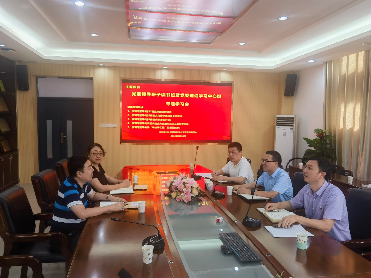 人们在看台上的人在餐厅里低可信度描述已自动生成