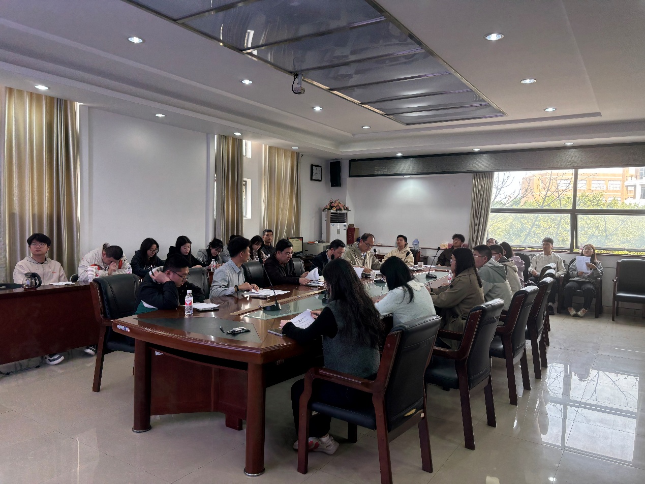 一群人在餐厅里AI 生成的内容可能不正确。