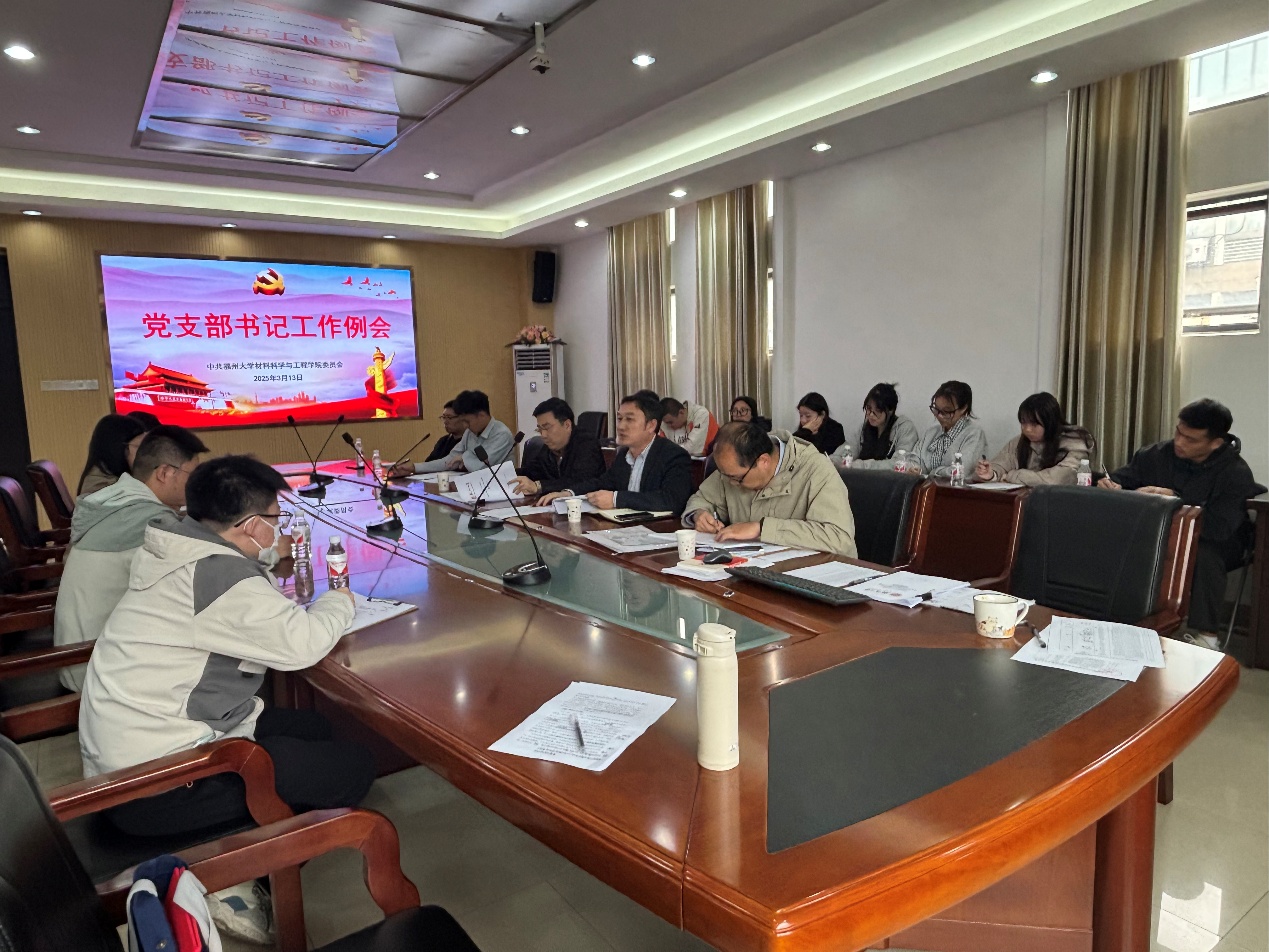 一群人在餐厅用餐AI 生成的内容可能不正确。